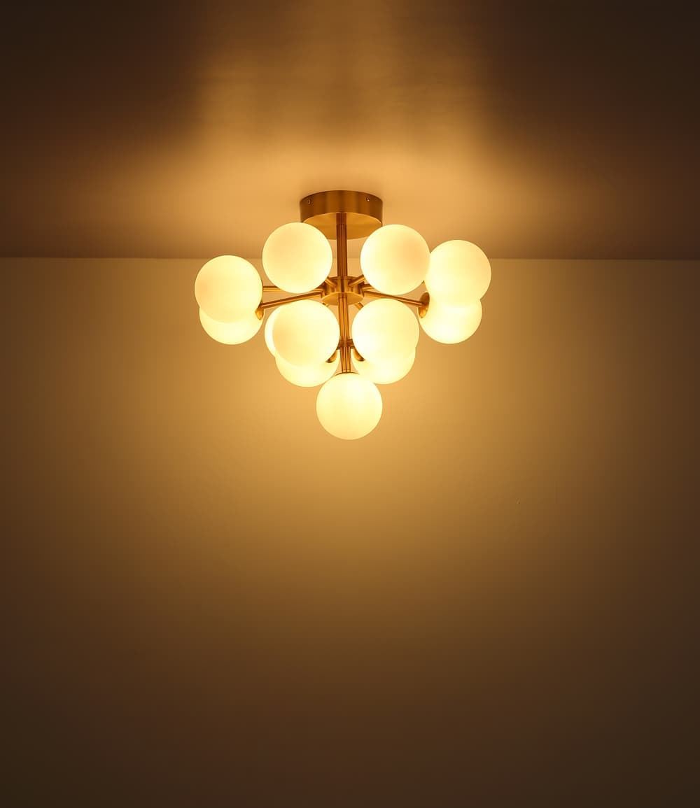 Lámpara de Techo Dorada con Globo Blanco - Imagen 1